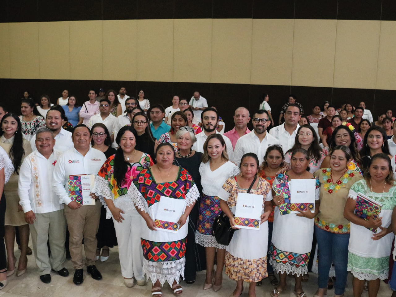 HILOS DE IDENTIDAD: 50 AÑOS DE QUINTANA ROO Y LA COSMOGONÍA MAYA EN LOS BORDADOS DE X-PICHIL